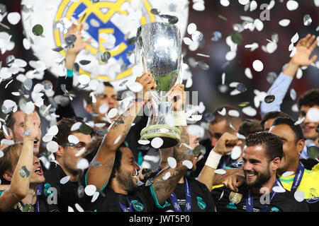 Skopje, ERIM - Agosto 8,2017: Real Madrid celebra con il trofeo dopo aver sconfitto il Manchester United 2-1 durante il Super Cup finale di partita di calcio a Foto Stock