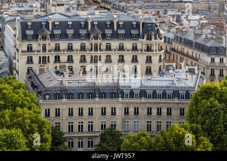 Edificio in stile haussmanniano, facciate e tetti a mansarda in estate. Sedicesimo arrondissement di Parigi. Francia Foto Stock