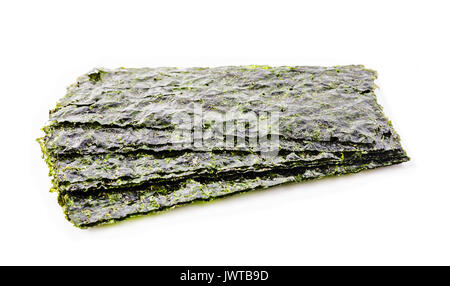 Foglio di alghe secche, croccanti alghe isolati su sfondo bianco. Foto Stock
