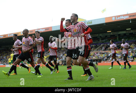 Il Sunderland Aiden McGeady (destra) celebra il suo punteggio squadre secondo obiettivo durante il cielo di scommessa match del campionato a Carrow Road, Norwich. Foto Stock