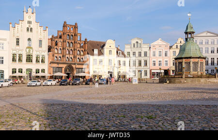 Piazza del Mercato, Am Markt con la fontana Wasserkunst e Alter Schwede Ristorante e hotel di Wismar, Meclenburgo-Pomerania Occidentale, Germania Foto Stock