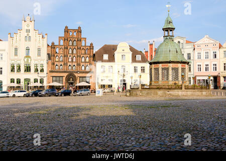 Piazza del Mercato, Am Markt con la fontana Wasserkunst e Alter Schwede Ristorante e hotel di Wismar, Meclenburgo-Pomerania Occidentale, Germania Foto Stock