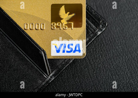 Moscowi, Russia - Agosto 05, 2017: Oro Visa carte di credito nel portafoglio close up Foto Stock