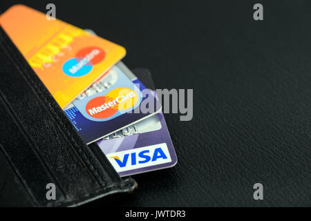 Moscowi, Russia - Agosto 05, 2017: le carte di credito Visa e Mastercard in portafoglio in pelle Foto Stock