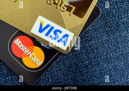 Moscowi, Russia - Agosto 05, 2017: le carte di credito Visa e Mastercard over jeans blu Foto Stock