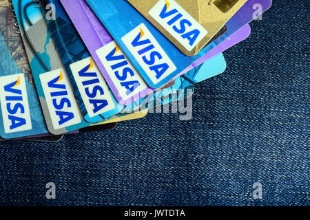 Moscowi, Russia - Agosto 05, 2017: carte di credito Visa su jeans blu Foto Stock