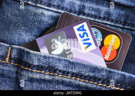 Moscowi, Russia - Agosto 05, 2017: le carte di credito Visa e Mastercard in blue jeans pocket Foto Stock
