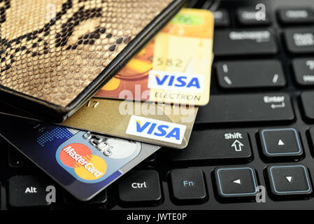 Moscowi, Russia - Agosto 05, 2017: le carte di credito Visa e Mastercard in custodia al di sopra della tastiera del notebook Foto Stock