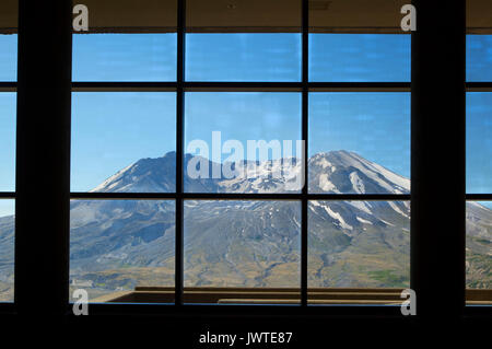 Mt St Helens da Johnston Ridge Observatory, Mt St Helens National Volcanic Monument, Washington Foto Stock