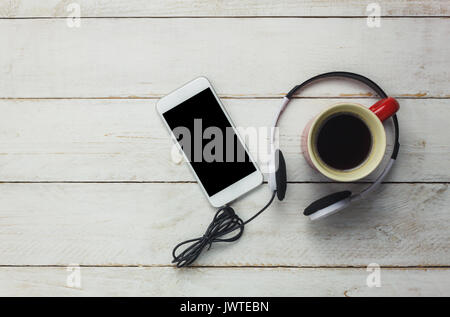 Table top della tecnologia e alla musica di sottofondo concetto.Mix oggetto e bevanda di caffè sul moderno rustico in legno bianco sullo sfondo. Spazio vuoto per te gratis Foto Stock