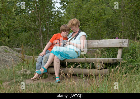 Madre e Figlio la visualizzazione le loro foto Foto Stock