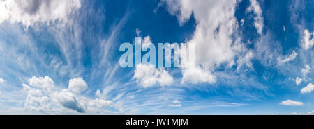 Splendido panorama cloudscape su un Cielo di estate blu. tempo splendido sfondo con dinamica disposizione cloud Foto Stock