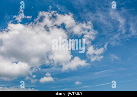 Puffy cloud movimento su un Cielo di estate blu. tempo splendido sfondo con dinamica disposizione cloud Foto Stock