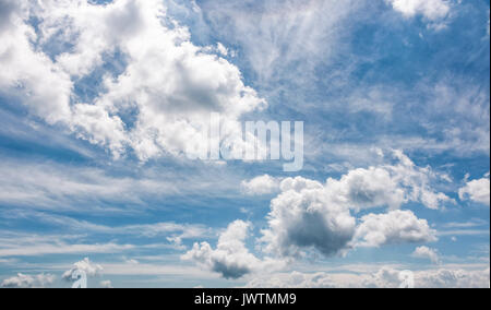 Nuvoloso formazione dinamica su un Cielo di estate blu. drammatico sfondo meteo con bella disposizione cloud Foto Stock