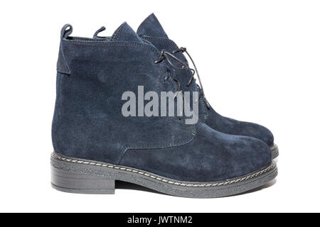 Inverno femmina scarpe scamosciate su sfondo bianco, isolata, studio Foto Stock