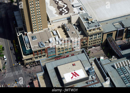 Una veduta aerea di Calgary Marriott Hotel attraverso il pavimento di vetro della Torre di Calgary su 9 Avenue e il centro Street Alberta Canada Foto Stock