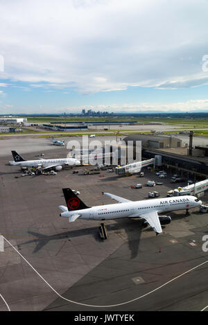 Air Canada Airline Airbus A321-211 aereo di linea C-GJWN preparando per la partenza all'Aeroporto Internazionale di Calgary Alberta Canada Foto Stock