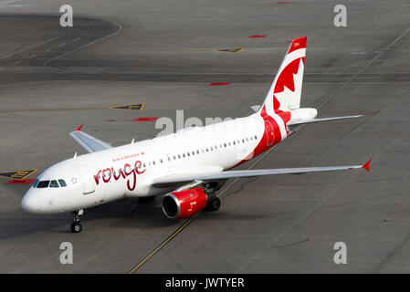 Air Canada Rouge Airlines Airbus A319-114 aereo di linea C-GBINAlberta in rullaggio a aeroporto di Calgary Alberta Canada Foto Stock