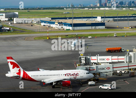 Air Canada Rouge Airbus A319-114 aereo di linea C-GBHO sul cavalletto la preparazione per la partenza all'Aeroporto Internazionale di Calgary Alberta Canada Foto Stock