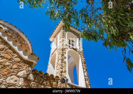 Chiesa di Ayios Ilias - antico tempio ortodosso del XIV secolo sulla cima di una piccola collina. Protaras, Famagusta District, Chiesa di Cipro su una roccia in una protaras Foto Stock