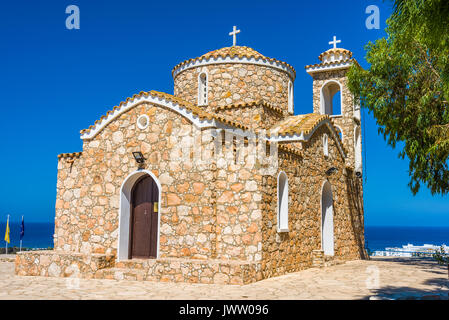 Chiesa di Ayios Ilias - antico tempio ortodosso del XIV secolo sulla cima di una piccola collina. Protaras, Famagusta District, Chiesa di Cipro su una roccia in una protaras Foto Stock