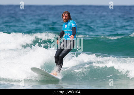 Fistral Beach, Newquay, Cornwall, Regno Unito. 13 Ago, 2017. Surfers prendere parte nel Day 5 del campionato Boardmasters. Questo featured longboard i surfisti di tutto il mondo. Credito: Nicholas Burningham/Alamy Live News Foto Stock