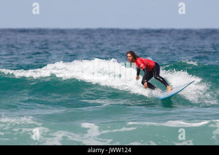 Fistral Beach, Newquay, Cornwall, Regno Unito. 13 Ago, 2017. Surfers prendere parte nel Day 5 del campionato Boardmasters. Questo featured longboard i surfisti di tutto il mondo. Credito: Nicholas Burningham/Alamy Live News Foto Stock