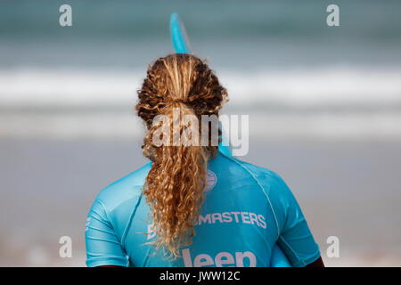 Fistral Beach, Newquay, Cornwall, Regno Unito. 13 Ago, 2017. Surfers prendere parte nel Day 5 del campionato Boardmasters. Questo featured longboard i surfisti di tutto il mondo. Credito: Nicholas Burningham/Alamy Live News Foto Stock