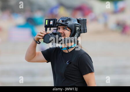 Fistral Beach, Newquay, Cornwall, Regno Unito. 13 Ago, 2017. Surfers prendere parte nel Day 5 del campionato Boardmasters. Questo featured longboard i surfisti di tutto il mondo. Credito: Nicholas Burningham/Alamy Live News Foto Stock