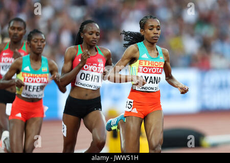 Londra, Regno Unito. 13 Ago, 2017. La Almaz l'Ayana, Etiopia e Hellen Obiri Onsando, Kenya, dalla rottura del pack in campo femminile 5000m finale del giorno dieci della IAAF London 2017 Campionati del mondo presso il London Stadium. Credito: Paolo Davey/Alamy Live News Foto Stock