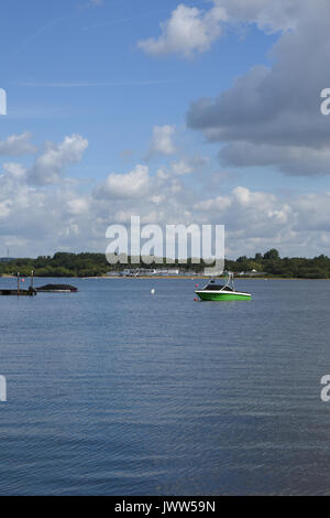 Barche ormeggiate fino a chasewater country park in una calda giornata d'estate. staffordshire, Regno Unito Foto Stock