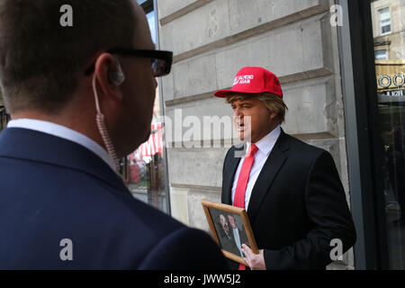 Edimburgo, Scozia, Regno Unito. 13 Ago, 2017. "Donald Trump' (Danny Posthill un impressionista) attende al di fuori del gruppo di camere, Edimburgo per ambush Alex Salmond SNP ex leader dopo la Edinburgh Festival Fringe mostrano "Alex Salmond' Unleashed' Credit: Allan Milligan/Alamy Live News Foto Stock