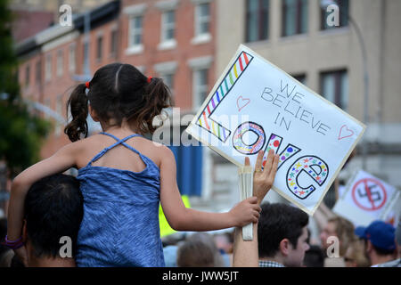 Charlottesville, Stati Uniti d'America. 13 Ago, 2017. Le persone si sono riunite in Union Square a denunciare il Presidente Trump e il neo-nazista la violenza di Charlottesville, Virginia nella città di New York. Credito: Christopher Penler/Alamy Live News Foto Stock