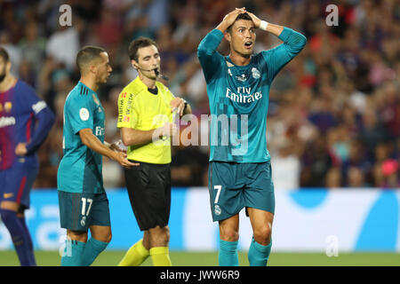 Barcellona, Spagna. 13 Ago, 2017. CRISTIANO RONALDO del Real Madrid reagisce come egli riceve un Cartellino rosso durante la Super Coppa Spagnola calcio azione contro il FC Barcelona al Camp Nou Stadium. Credito: Manuel Blondau/ZUMA filo/Alamy Live News Foto Stock