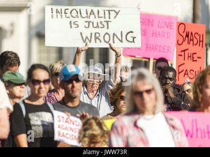 Santa Barbara, California, Stati Uniti d'America. 13 Ago, 2017. Un rally di solidarietà è tenuto a Santa Barbara, uno dei centinaia di tali manifestazioni attraverso gli Stati Uniti, stimolato dalla supremazia bianca nel rally di Charlottesville, VA, che hanno provocato un morto e decine di feriti. Credito: PJ Heller/ZUMA filo/Alamy Live News Foto Stock