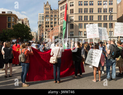 New York, Stati Uniti. 13 Ago, 2017. New York, NY, Stati Uniti d'America - 13 agosto 2017: a poche centinaia di manifestanti socialista partecipare rally contro la protesta nazionalista di Charlottesville, Virginia davanti al Presidente Trump visita su Union Square Credit: lev radin/Alamy Live News Foto Stock