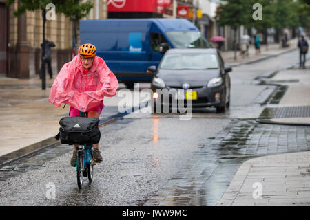 Preston, Lancashire. Il 14 agosto 2017. Regno Unito Meteo. Rainy per iniziare la giornata nel centro della città come pendolari arrivano per lavorare nel quartiere centrale degli affari. Wet clima britannico ha un impatto devastante sui proventi di vendita al dettaglio con molti negozi in esecuzione extended summer sales. L'Ufficio nazionale di statistica ha detto in precedenza che le condizioni meteo hanno un notevole impatto sull'economia del Regno Unito come un intero, con incantesimi unseasonal suscettibili di disgreghino il commercio al dettaglio. Credito; MediaWorldImages/AlamyLiveNews. Foto Stock