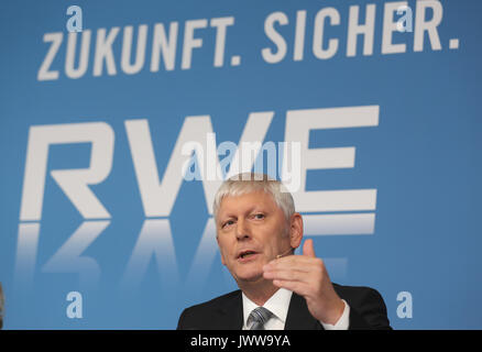 FILE - Il file immagine datata 14 marzo 2017 mostra Rolf Martin Schmitz, presidente di RWE, una società di energia, parlando con la stampa durante la sua dichiarazione finanziaria conferenza stampa a Essen, Germania. Durante il primo semestre di quest'anno la società energetica RWE ha beneficiato di migliori risultati finanziari nonché da atomica rimborso fiscale, che hanno portato ad un netto miglioramento dei profitti. Foto: Ina Fassbender/dpa Foto Stock