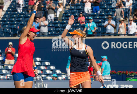 Toronto, Canada. 13 Ago, 2017. Ekaterina Makarova (R)/Elena Vesnina della Russia celebrare dopo la partita finale di doppio femminile contro Anna-Lena Groenefeld della Germania e Kveta PESCHKE della Repubblica ceca al 2017 Rogers Cup di Toronto, Canada, Agosto 13, 2017. Ekaterina Makarova/Elena Vesnina ha vinto 2-0 e rivendicato il titolo. Credito: Zou Zheng/Xinhua/Alamy Live News Foto Stock