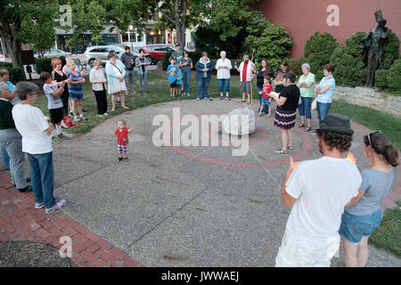 Burlington, Iowa, USA. 13 Ago, 2017. Il gruppo Southeast Iowa giovani progressisti terrà una serata della Pace veglia per feriti o uccisi in i recenti episodi di violenza a Charlottesville, Virginia. Circa 40 persone hanno partecipato alla veglia in Burlington che è durato 30 minuti. Credito: Keith Turrill/Alamy Live News Foto Stock