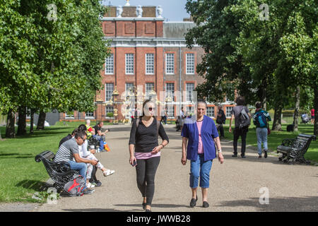 Londra, Regno Unito. 14 Ago, 2017. Le persone che si godono il sole e il caldo le condizioni meteo nei giardini di Kensington London Credit: amer ghazzal/Alamy Live News Foto Stock