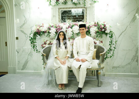 Dispensa - Johor Princess Tunku Tun Aminah Sultan Ibrahim durante il matrimonio con l'olandese-nato Dennis Muhammad Abdullah il 14 agosto 2017, presso la collina di serena Palace a Johor Bahru, Malaysia. Attenzione: HANDOUT/solo uso editoriale/Credito Foto: Royal Ufficio Stampa Johor/dpa Foto Stock