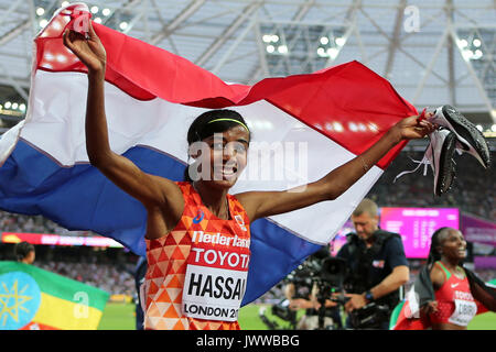 Londra, Regno Unito. Il 13 agosto 2017. Sifan HASSAN (Paesi Bassi) per celebrare il terzo posto in campo femminile 5000m finale al 2017 IAAF Campionati del Mondo, Queen Elizabeth Olympic Park, Stratford, Londra, Regno Unito. Credito: Simon Balson/Alamy Live News Foto Stock