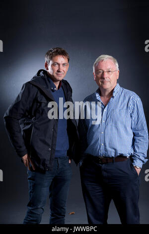 Edinburgh, Regno Unito. 14 Ago, 2017. Conor Woodman (sinistra), il regista irlandese, e Richard Murphy, il British dottore commercialista ed economista politico, che appaiono alla Edinburgh International Book Festival. Credito: GARY DOAK/Alamy Live News Foto Stock