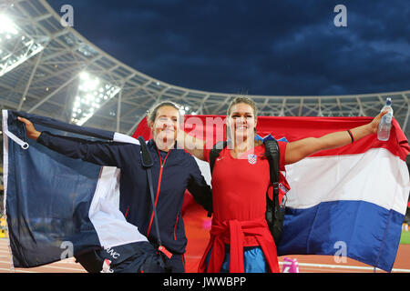 Londra, Regno Unito. Il 13 agosto 2017. Sandra PERKOVIC (Croazia) 1st, Mélina ROBERT-MICHON (Francia) terza festa dopo la donna Discus finale al 2017 IAAF Campionati del Mondo, Queen Elizabeth Olympic Park, Stratford, Londra, Regno Unito. Credito: Simon Balson/Alamy Live News Foto Stock