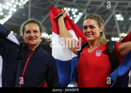 Londra, Regno Unito. Il 13 agosto 2017. Sandra PERKOVIC (Croazia) 1st, Mélina ROBERT-MICHON (Francia) terza festa dopo la donna Discus finale al 2017 IAAF Campionati del Mondo, Queen Elizabeth Olympic Park, Stratford, Londra, Regno Unito. Credito: Simon Balson/Alamy Live News Foto Stock