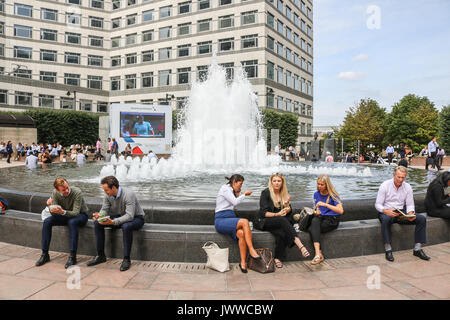 Londra, Regno Unito. Il 14 agosto 2017. I lavoratori della città nel godere il loro pranzo al sole in Canary Wharf financial district Credit: amer ghazzal/Alamy Live News Foto Stock