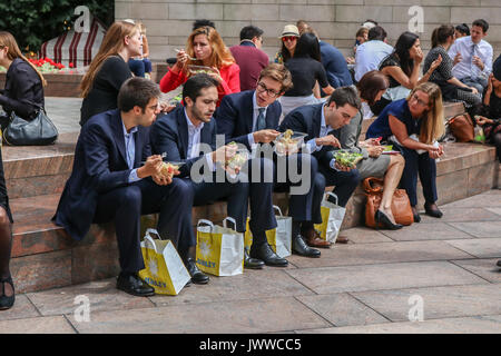 Londra, Regno Unito. Il 14 agosto 2017. I lavoratori della città nel godere il loro pranzo al sole in Canary Wharf financial district Credit: amer ghazzal/Alamy Live News Foto Stock