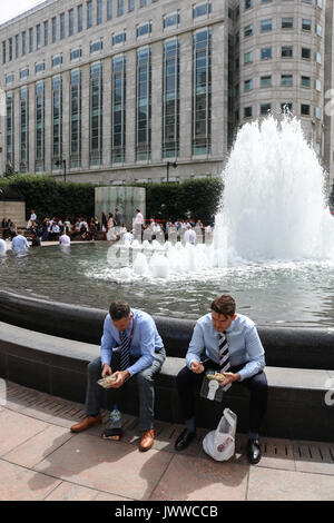 Londra, Regno Unito. Il 14 agosto 2017. I lavoratori della città nel godere il loro pranzo al sole in Canary Wharf financial district Credit: amer ghazzal/Alamy Live News Foto Stock
