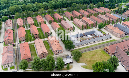 L'ex campo di concentramento di Auschwitz-Birkenau può essere visto con la ricostruzione di una camera del gas compresi crematorio (L) in Oświęcim, Polonia, 26 giugno 2017 (adottata con un drone). La grande organizzazione paramilitare nella Germania nazista, SS (Schutzstaffel, lit. "Protezione squadrone"), ha eseguito la concentrazione e la morte camp tra 1940 e 1945. Circa 1,1 a 1,5 milioni di persone, la maggior parte di loro ebrei, sono stati uccisi nel campo e i suoi satelliti. Auschwitz si erge come simbolo per i paesi industrializzati e omicidi di massa e l Olocausto nazista in Germania. Foto: Jan Woitas/dpa-Zentralbild/dpa | giornate mondiali di utilizzo Foto Stock